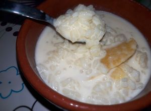 Una foto de Arroz con leche 🍶 cremoso con aroma alimonado 🍋