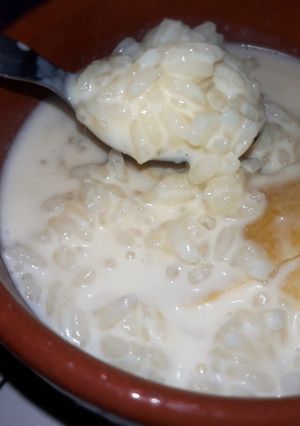 Una foto de Arroz con leche 🍶 cremoso con aroma alimonado 🍋