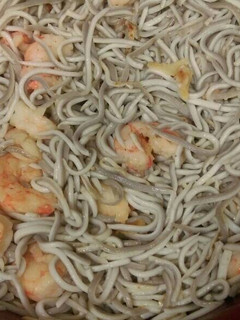 Una foto de Gulas con gambas al ajo