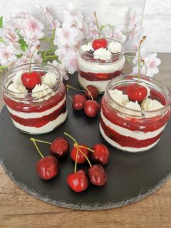 Cseresznyés - fehércsokoládés mousse pohárkrém recept fotója