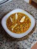 Guiso de garbanzos con fideos cabellín
