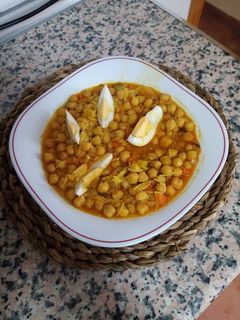 Una foto de Guiso de garbanzos con fideos cabellín