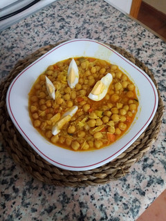 Una foto de Guiso de garbanzos con fideos cabellín
