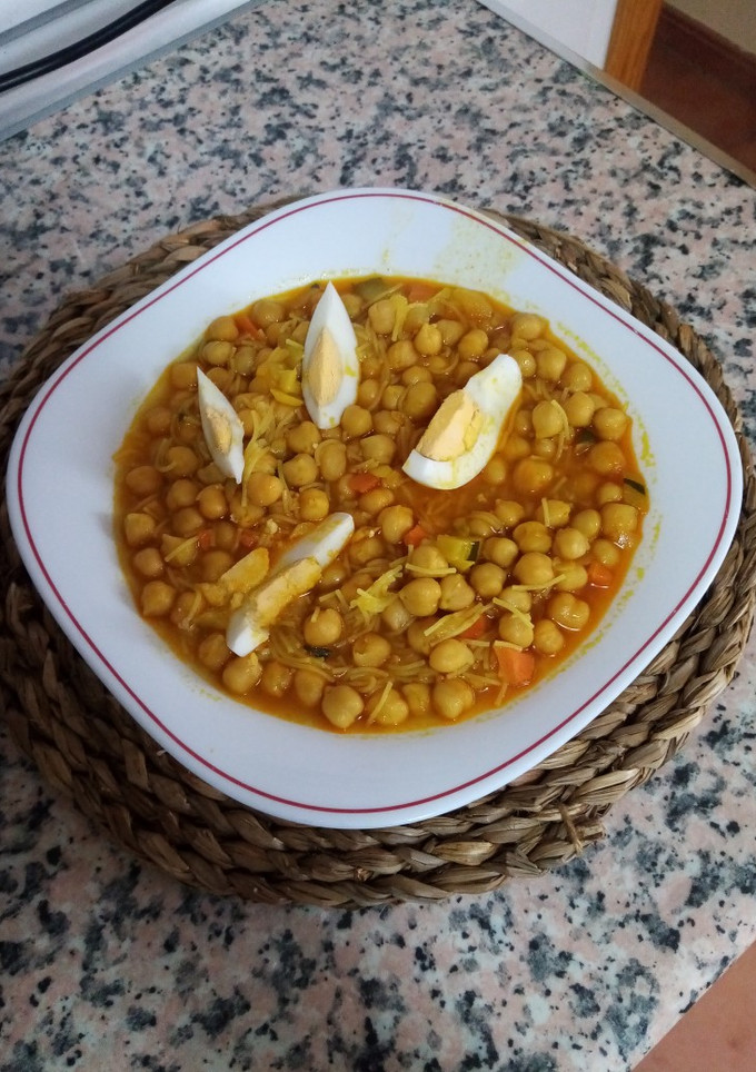 Una foto de Guiso de garbanzos con fideos cabellín