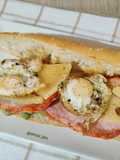 Bocadillo de lomo adobado con habitas y huevos de codorniz