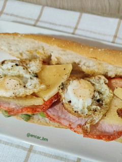 Foto principal de Bocadillo de lomo adobado con habitas y huevos de codorniz