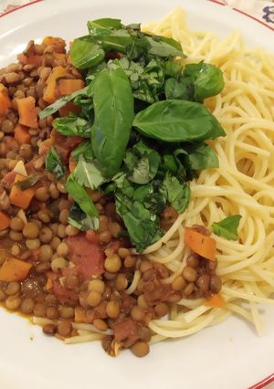 Una foto de Ragú de lentejas y fideos vegano 🌿🍛
