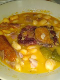 Una foto de Judías blancas con chorizo y oreja