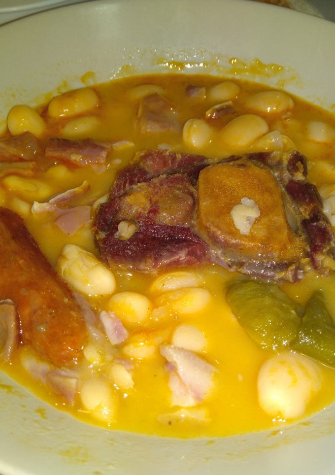 Una foto de Judías blancas con chorizo y oreja