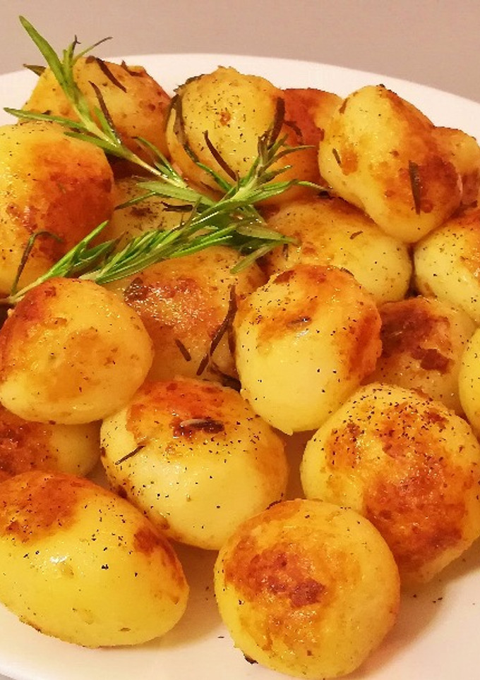 Una foto de Patató salteado con mantequilla y romero
