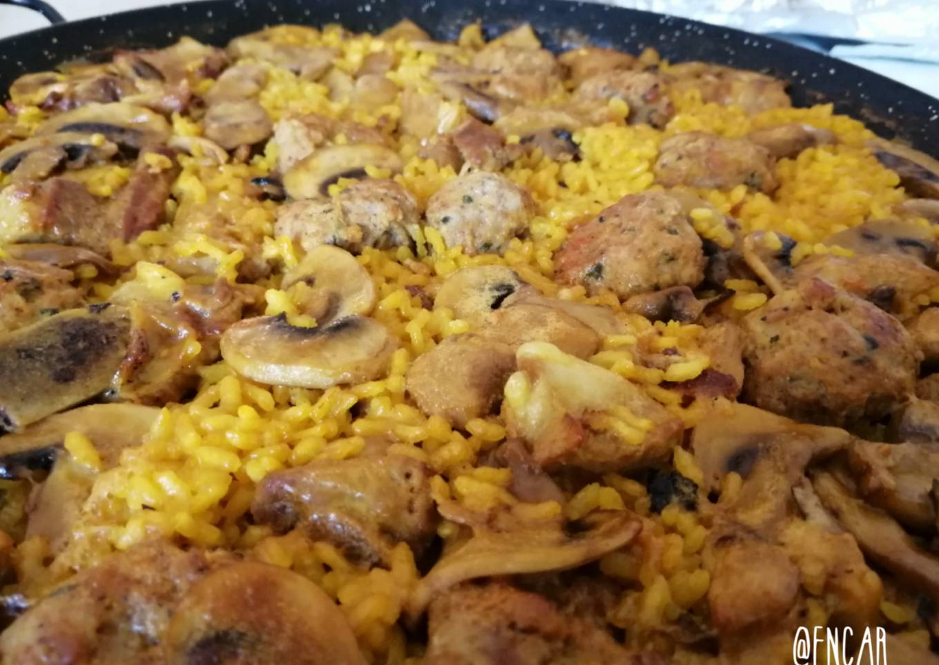 Arroz con costillas, albóndigas y champiñones