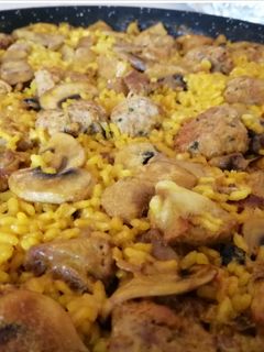Una foto de Arroz con costillas, albóndigas y champiñones