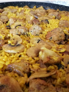 Una foto de Arroz con costillas, albóndigas y champiñones