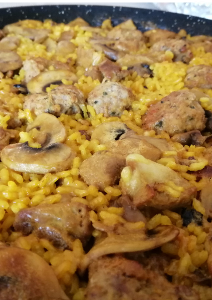 Una foto de Arroz con costillas, albóndigas y champiñones