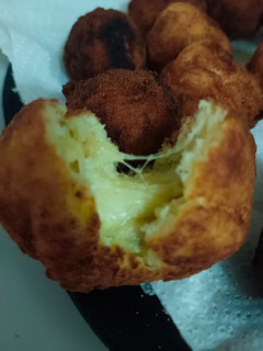 Una foto de Bolitas de calabacín y queso