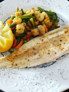 Una foto de Lenguado a la plancha con salteado de verduras