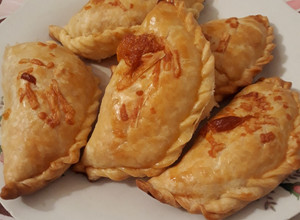 Una foto de Empanadas de Jamón, queso y cebolla caramelizada