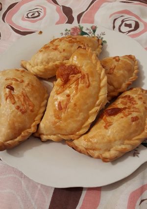 Una foto de Empanadas de Jamón, queso y cebolla caramelizada