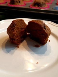Una foto de Magdalenas de chocolate rellenas