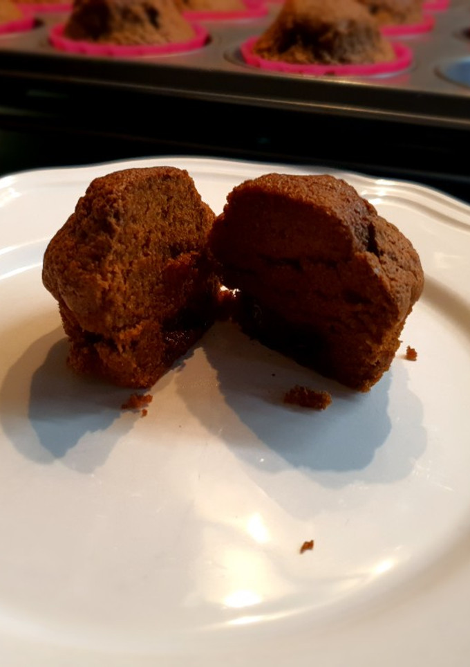 Una foto de Magdalenas de chocolate rellenas