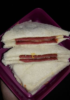 Foto resep Roti tawar isi Beef with saus mayonais&saus sambal #bekalsekolahanak