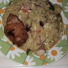 A picture of Noddles veggies with chicken.