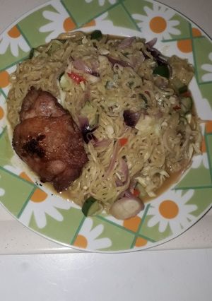 A picture of Noddles veggies with chicken.