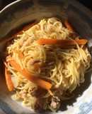 Mì trứng xào thịt heo xay+ hành tây và carot