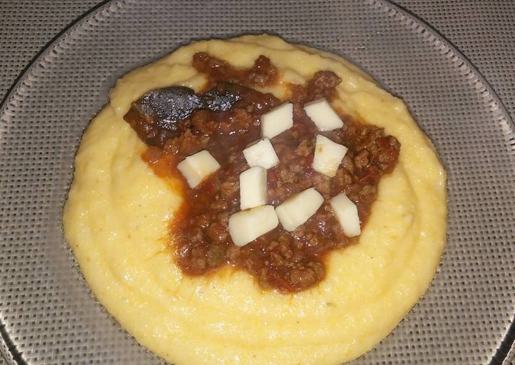 Polenta cremosa con salsa bolognesa