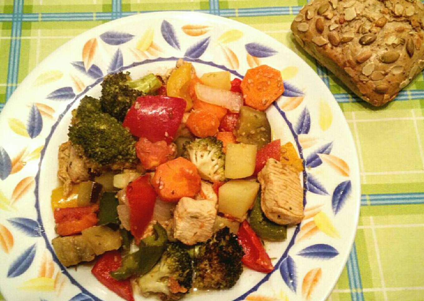 Verduras al horno con pechuga adobada