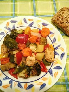 Una foto de Verduras al horno con pechuga adobada