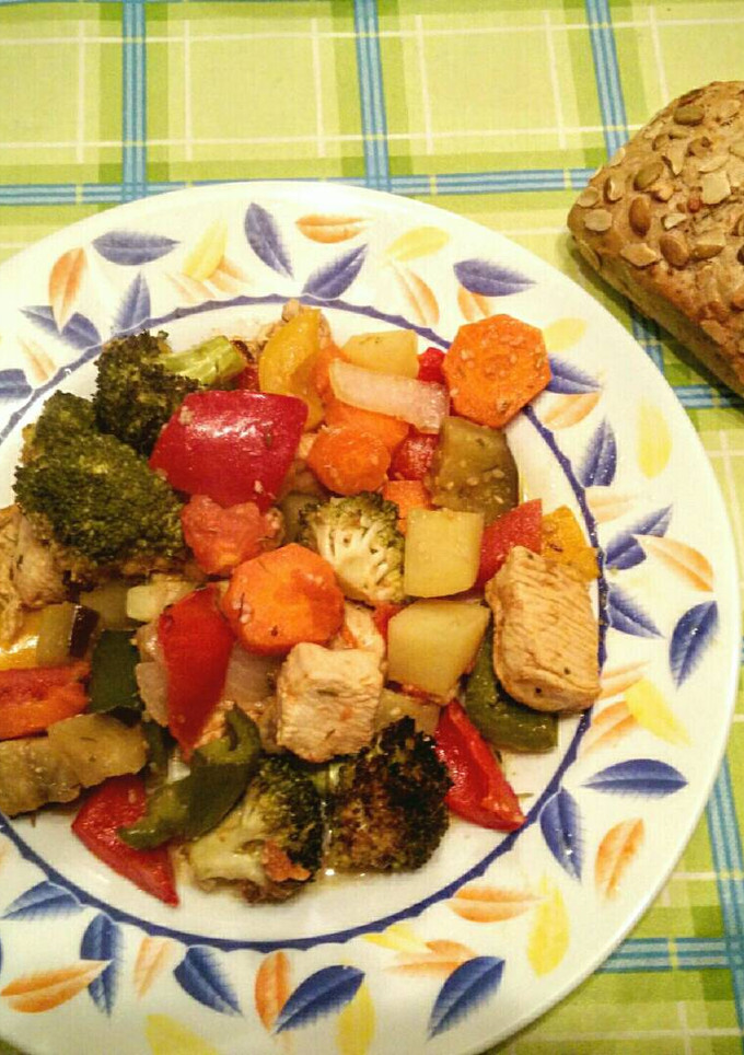 Una foto de Verduras al horno con pechuga adobada