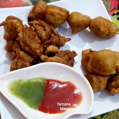 A picture of Pakore masalae dar with sauce.