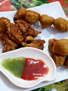 A picture of Pakore masalae dar with sauce.