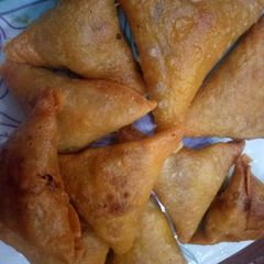 A picture of Chicken samosa.