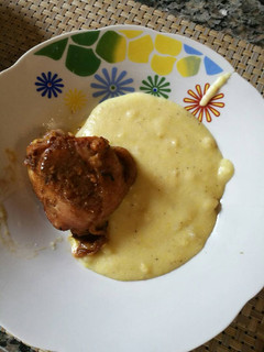 Una foto de Polenta cremosa con pollo al horno