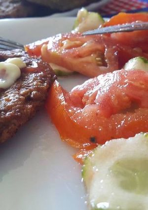 Una foto de Hamburguesa de lenteja, arroz y verduras