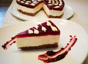 O poză a rețetei Cheesecake cu jeleu de fructe de pădure.