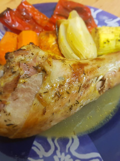 Una foto de Muslos de pavo al horno con verduras