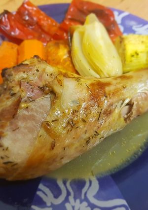 Foto principal de Muslos de pavo al horno con verduras
