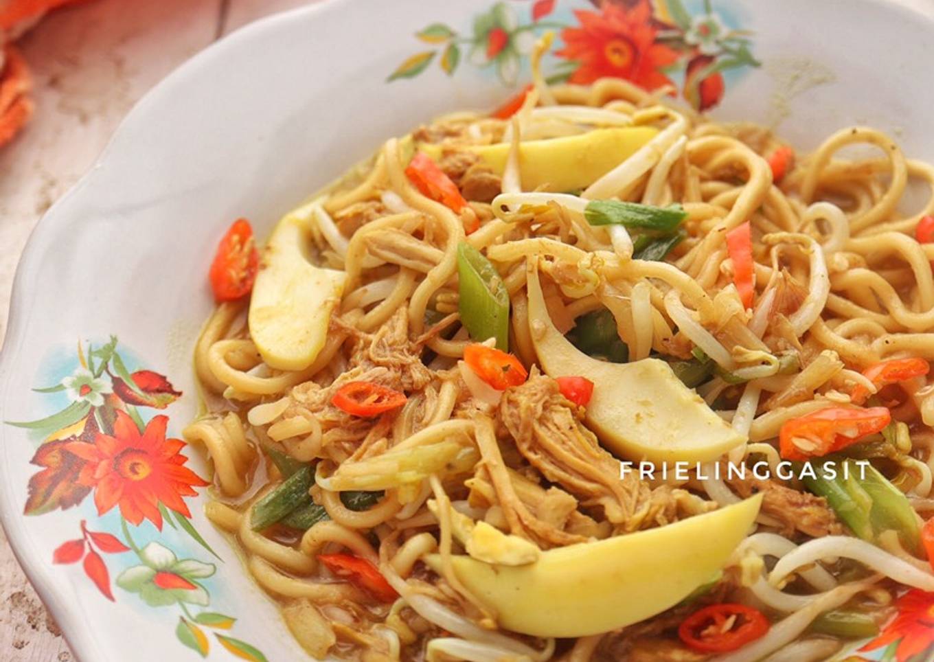 Mie Tektek, memanfaatkan Soto ayam sisa