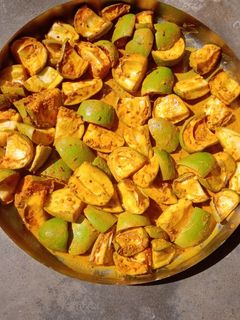 आम का कम तेल का सुखोनी अचार(aam ka achar recipe in hindi) रेसिपी मुख्य फोटो