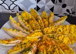Barquettes d'endives au surimi, crème légère ciboulette et curry 😀