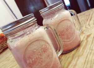 Una foto de Licuado de fresa de 3 ingredientes en 3 pasos