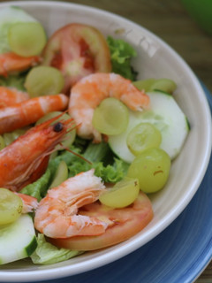 Foto de Salada verde com camarão