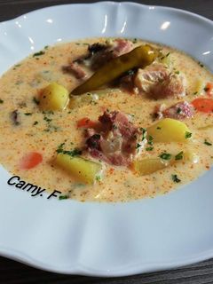 O poză a rețetei Ciorbică de cartofi cu ciolan afumat, smântână și tarhon.