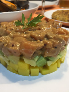 Una foto de Tartar de Salmón con Mango y Aguacate
