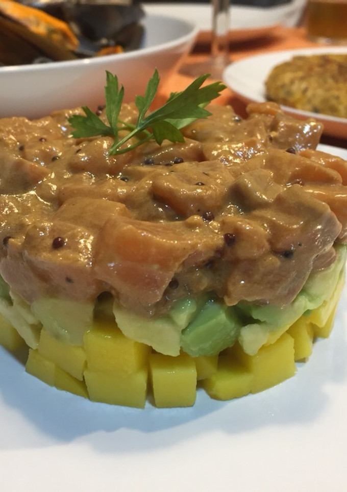 Una foto de Tartar de Salmón con Mango y Aguacate