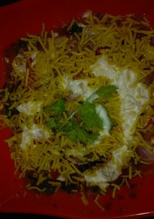 A picture of Chole tikki chaat.