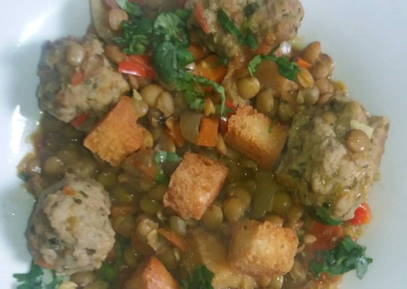 Lentejas con albóndigas y pan frito de Gloria
